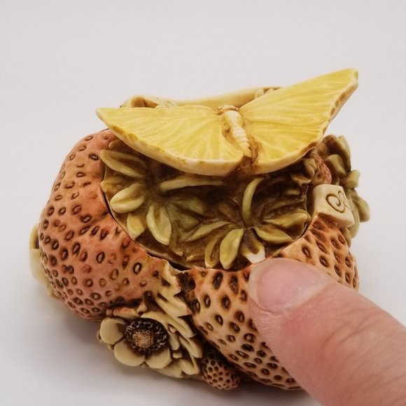 Harmony Kingdom Sweet As A Summer Kiss Strawberries Strawberry Figurine England - Picture 5 of 12